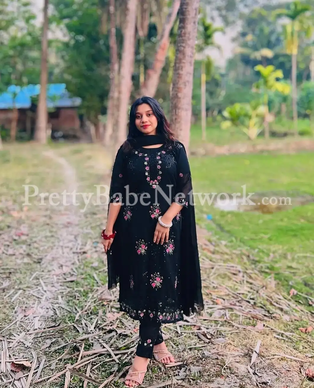 Seema Gupta—College Girl Escort with Natural Big Boobs Available for Sex Date